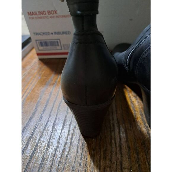 7M Clarks Black Leather Side Zip Chunky Stacked Heel Boots Booties Buckle Accent - Picture 7 of 12